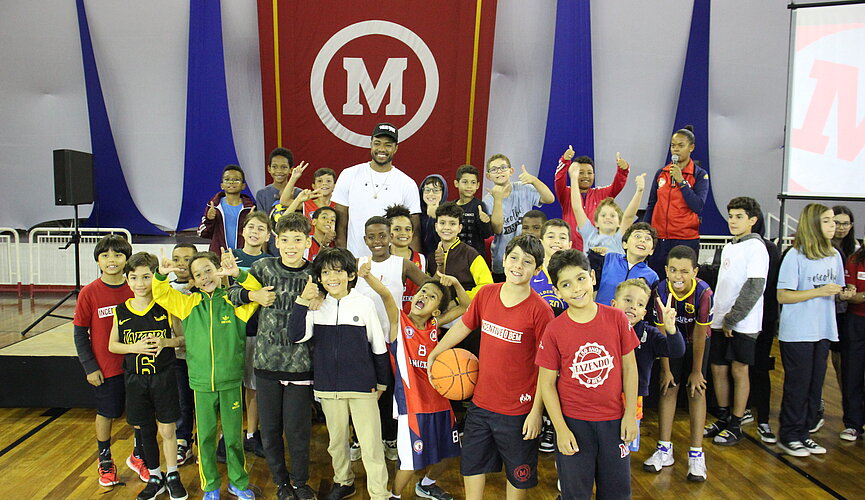 Jogador Bruno Caboclo junto aos integrantes do Projeto Bis. 