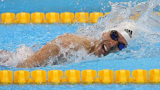 Na foto, aparece o atleta Daniel Dias nadando 
