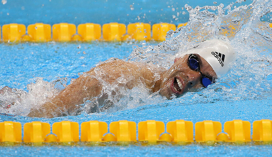 Na foto, aparece o atleta Daniel Dias nadando 
