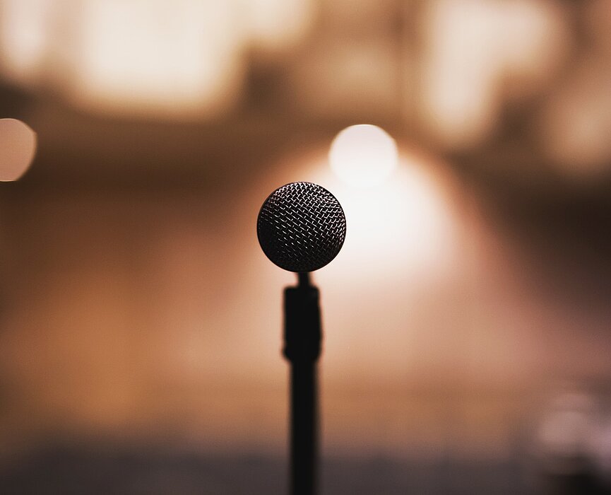microfone em primeiro plano da imagem com fundo desfocado