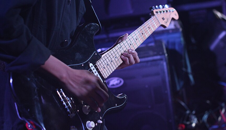 Músico tocando guitarra. 