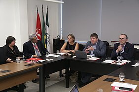 Cinco autoridades mackenzistas e da Universidade de Coventry sentados durante conversa