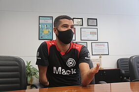 Homem com deficiência sentado conversando