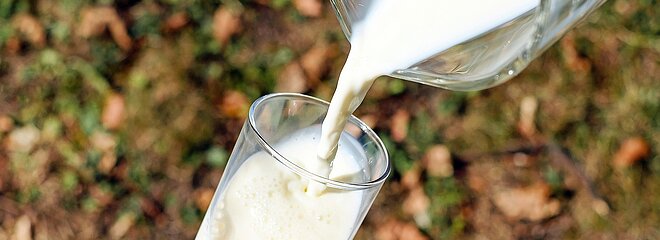 leite sendo colocado em um copo