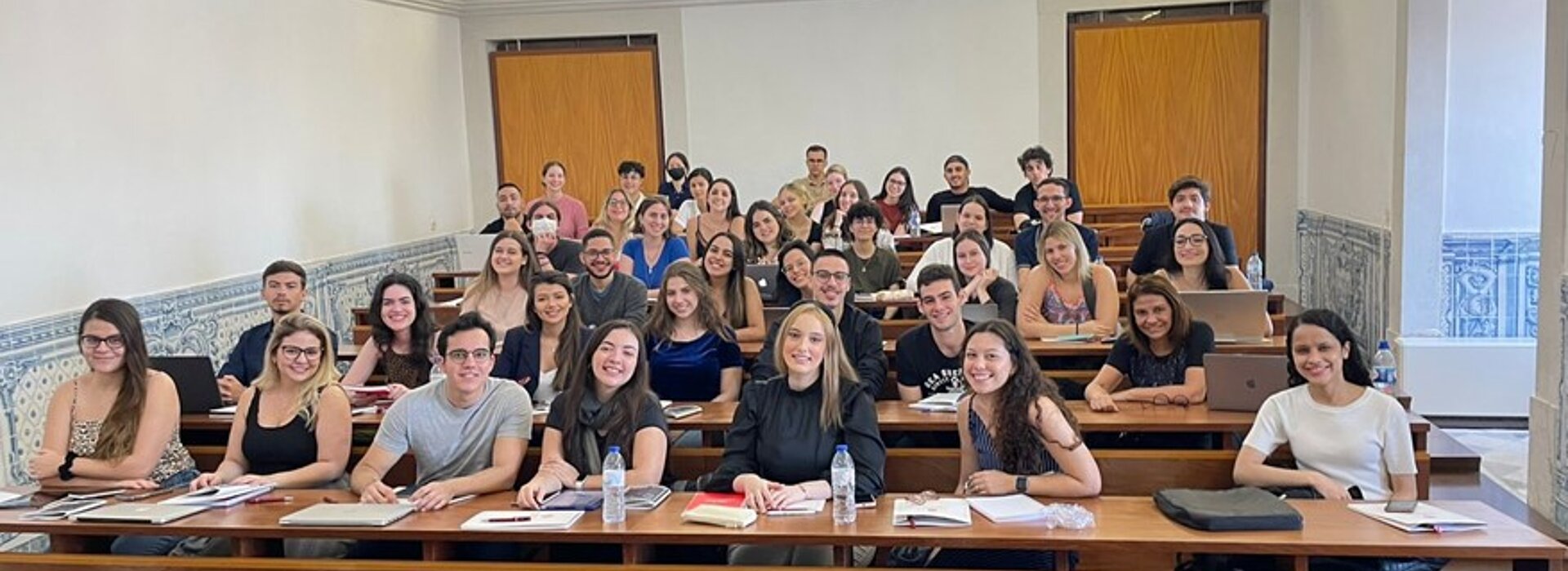 Alunos de Direito vencem competição de debate argumentativo em Portugal ...