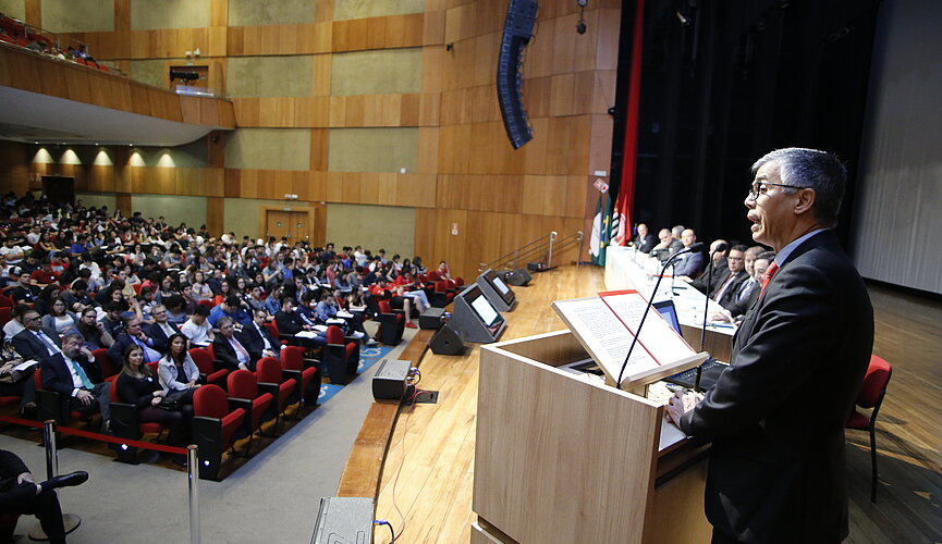 auditório cheio e mesa de autoridades