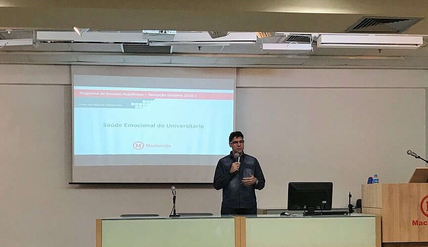 Professor Marcelo Fernandes e Simone Fuso no auditório Wilson Lopes.