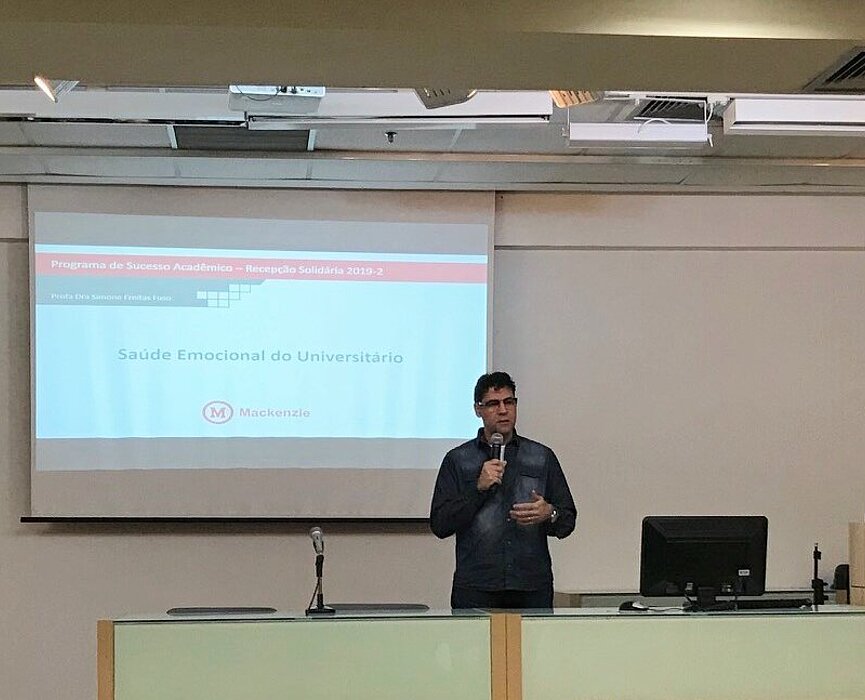 Professor Marcelo Fernandes e Simone Fuso no auditório Wilson Lopes.