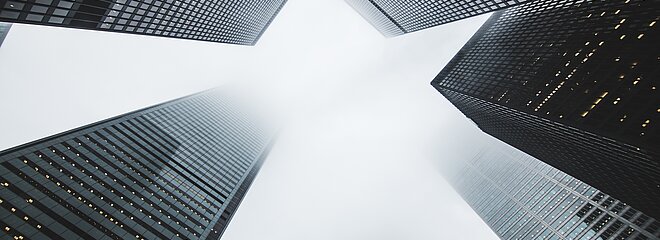 Na foto aparece prédios de baixo para cima