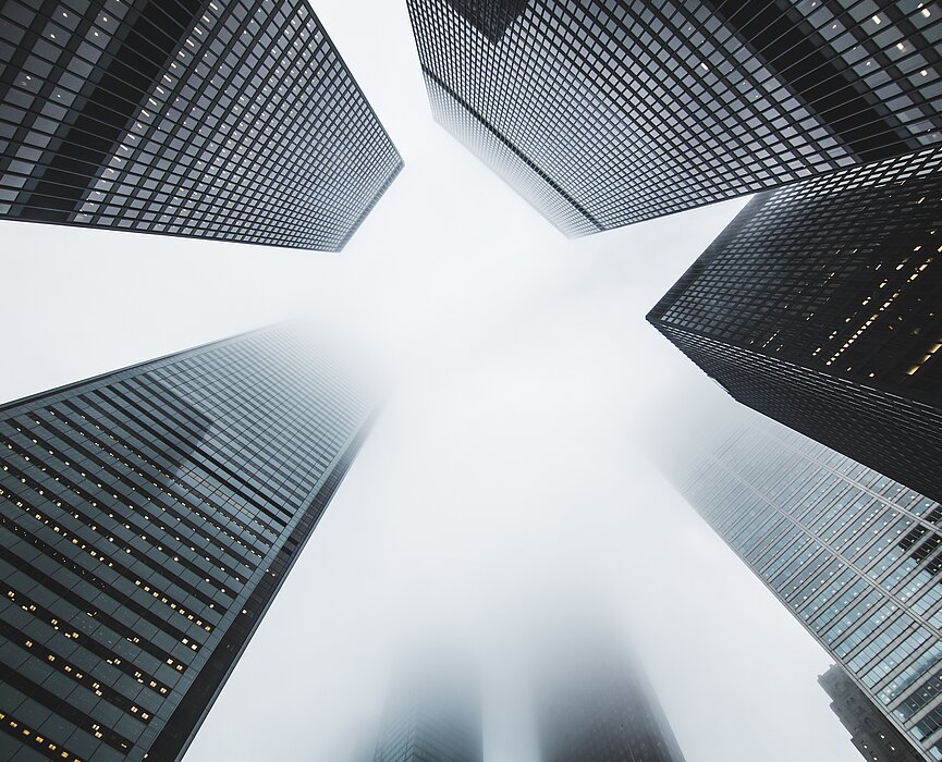 Na foto aparece prédios de baixo para cima
