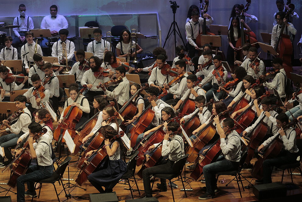 Apresentação da Orquestra Locomotiva no auditório Ruy Barbosa.