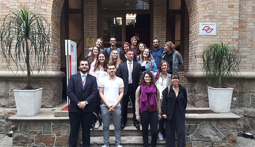 Alunos franceses do curso de Design reunidos na escada do prédio 1 do campus Higienópolis do Mackenzie