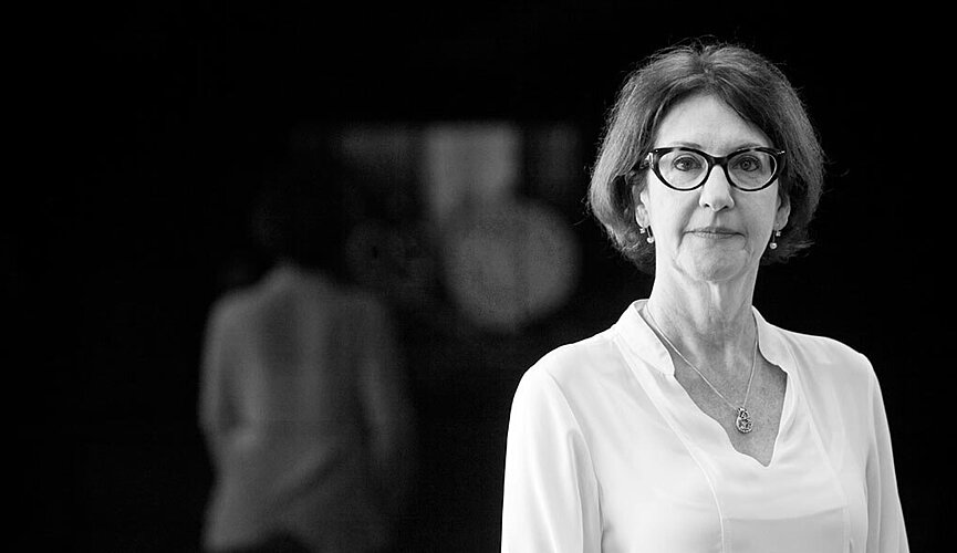 Foto em preto e branco da professora Evane Kramer