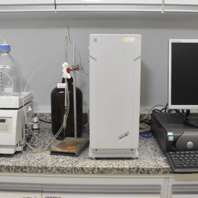 Cromatógrafo líquido de alta eficiência (HPLC)
