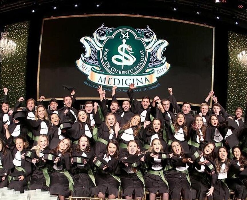 formandos de medicina com suas becas durante a cerimônia