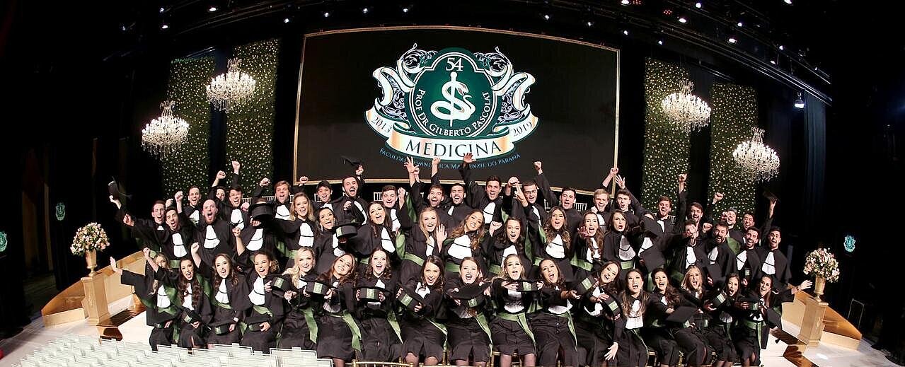 formandos de medicina com suas becas durante a cerimônia