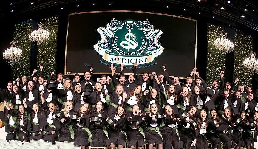 formandos de medicina com suas becas durante a cerimônia
