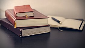 livros sobre a mesa