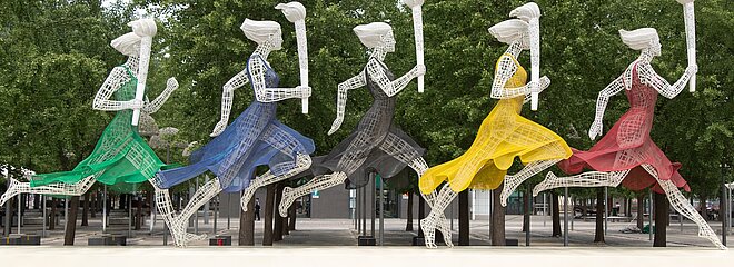 Estátuas de mulheres correndo com a tocha olímpica
