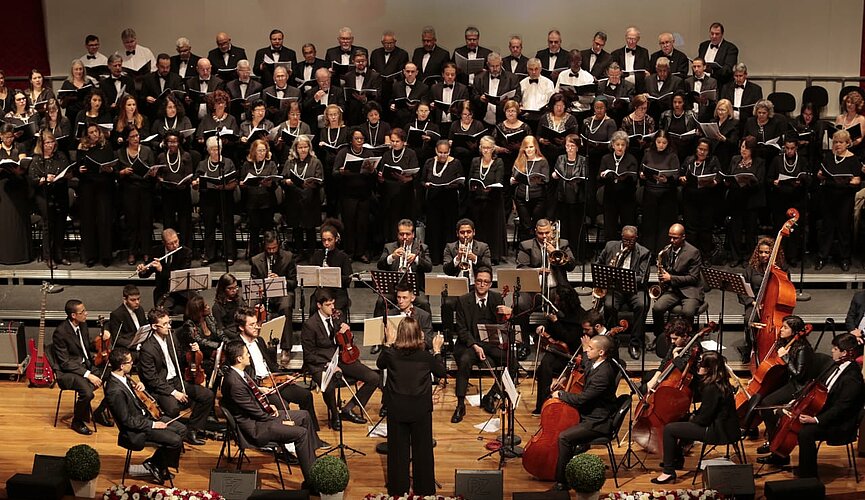 visão do alto da orquestra e coral