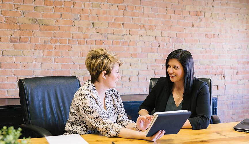 Mesa com duas mulheres conversando 