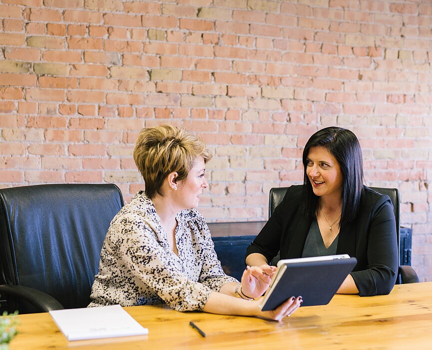 Mesa com duas mulheres conversando
