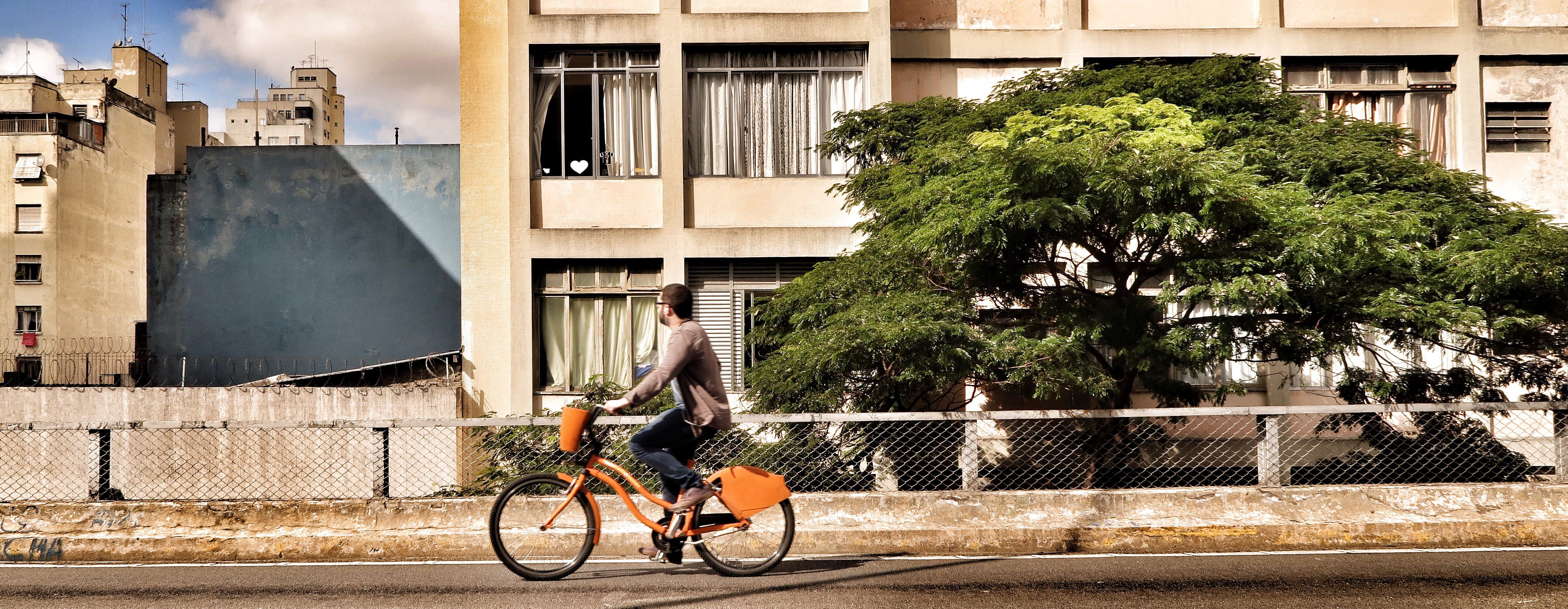 homem andando de bicicleta sobre o Elevado João Goulart