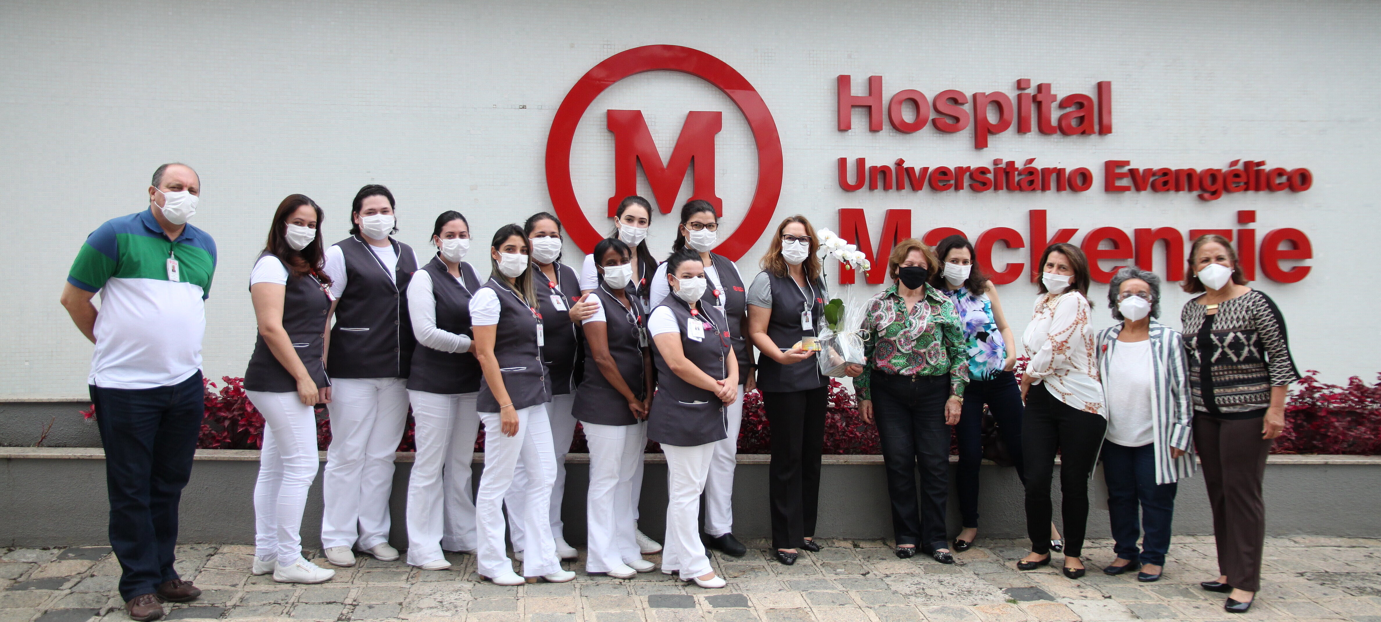 Equipe de enfermagem do HUEM é homenageada por seu árduo trabalho