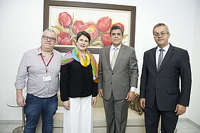 autoridades posam para foto em sala de recepção