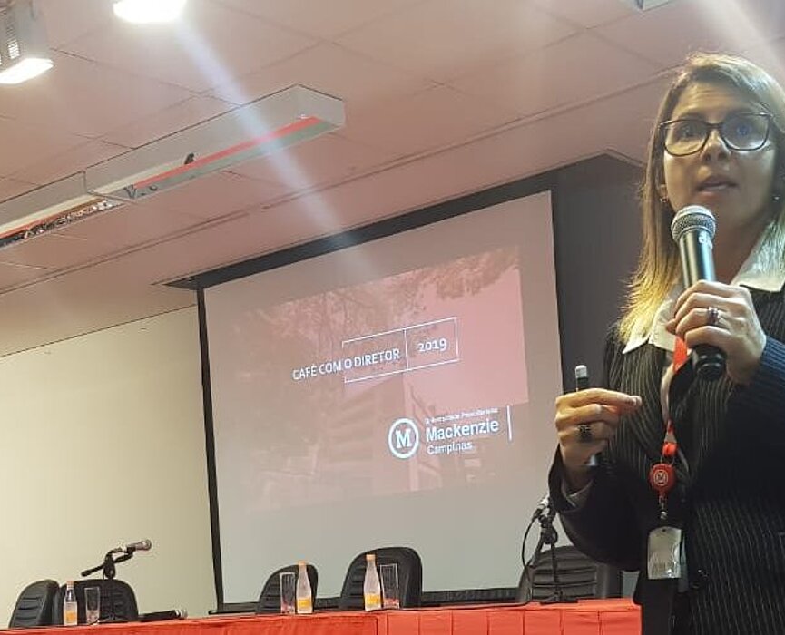 Márcia Braz, professora convidada para palestrar durante o evento.