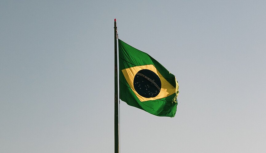 Bandeira do Brasil contra um céu de fim de tarde