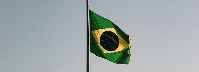 Bandeira do Brasil contra um céu de fim de tarde