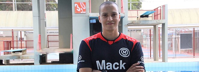 César Castro em frente de uma piscina.