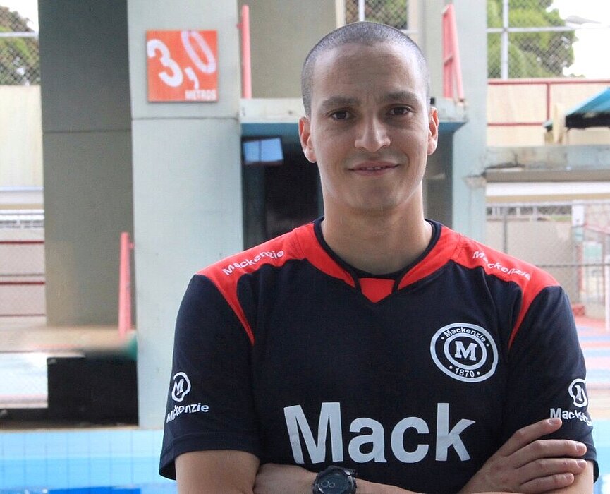 César Castro em frente de uma piscina.