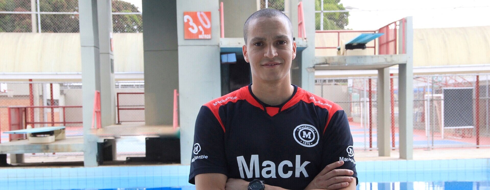 César Castro em frente de uma piscina.