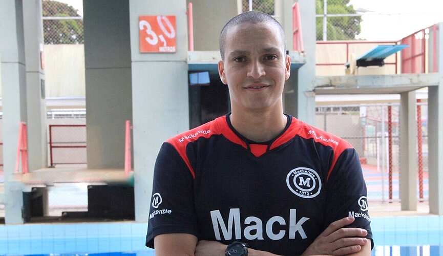 César Castro em frente de uma piscina.