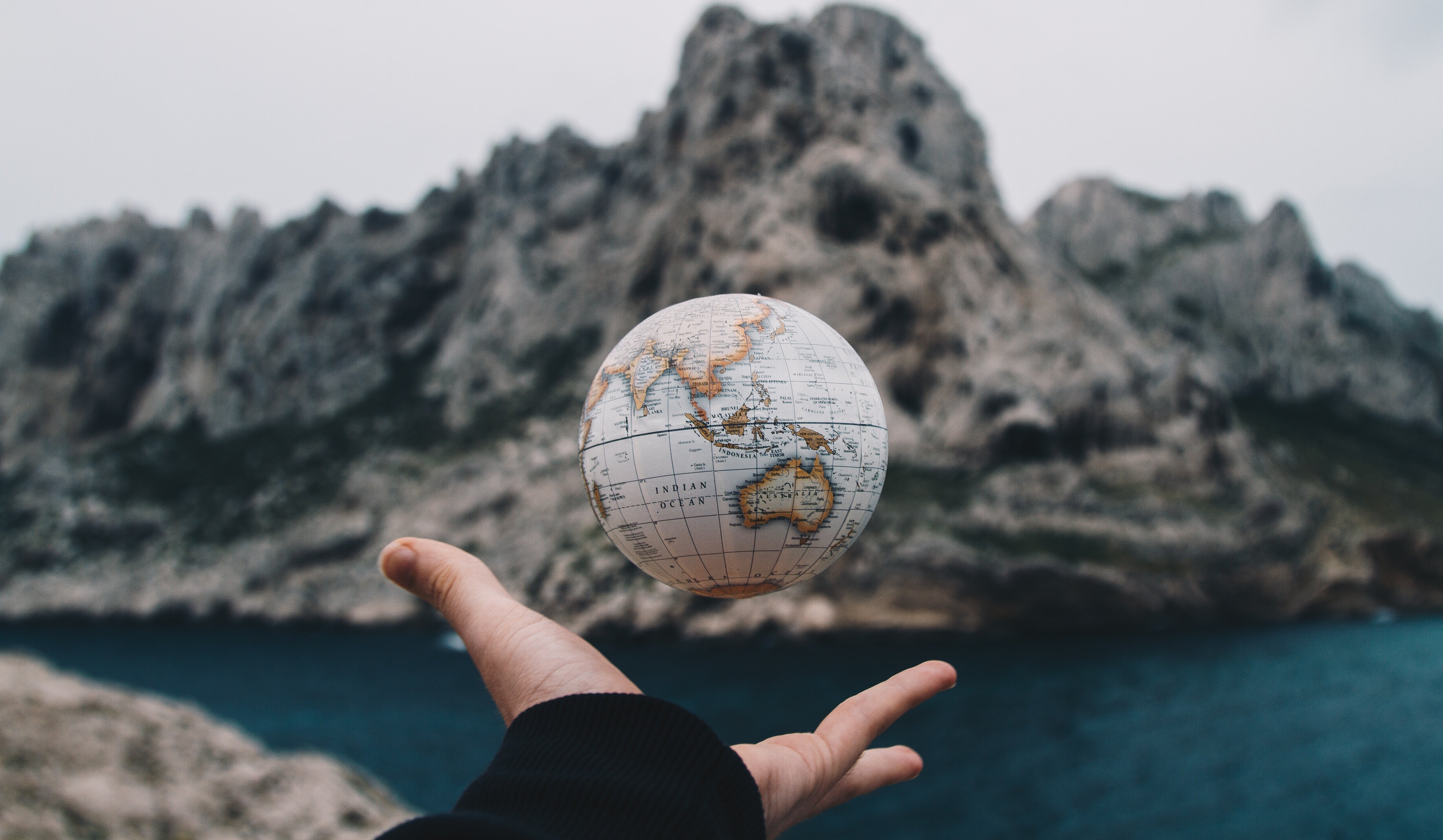 A imagem apresenta um globo mundial. 