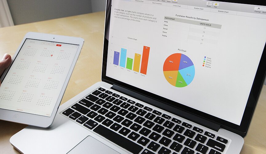 computador sobre a mesa com gráficos na tela