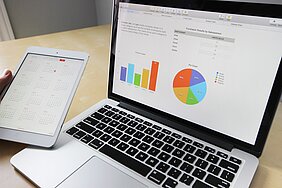 computador sobre a mesa com gráficos na tela