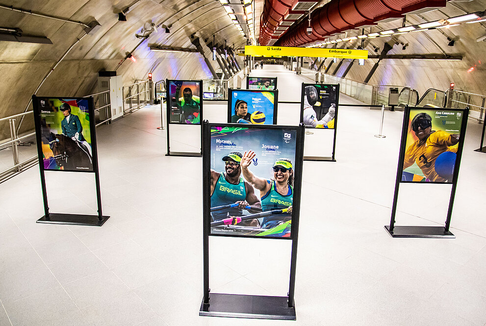Painéis com fotos dos atletas paralímpicos na estação do metrô