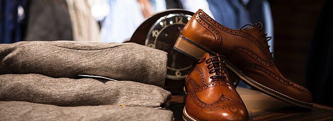 peças de roupas e par de sapatos sobremesa de madeira