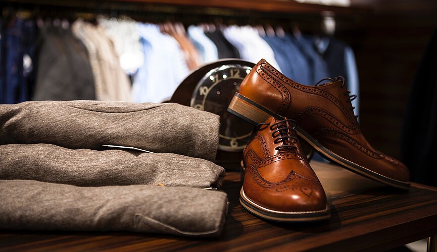 peças de roupas e par de sapatos sobremesa de madeira