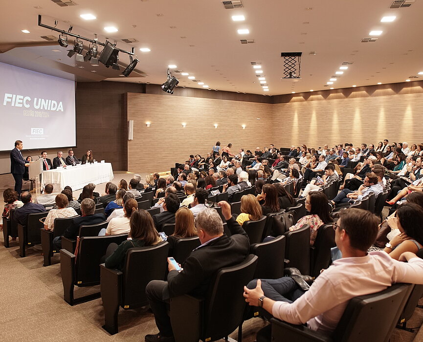 Reitor Marco Tullio Palestra para uma grande plateia em auditório lotado