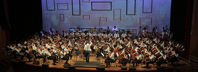 Orquestra Locomotiva se apresentando no auditório Ruy Barbosa.