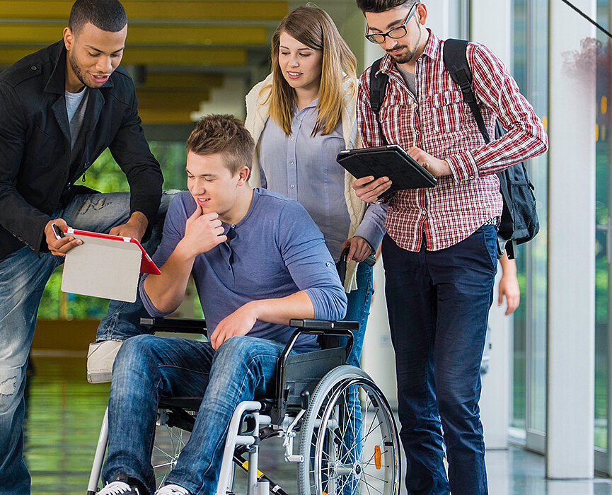 pessoas conversando em um corredor