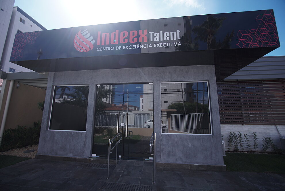 Fachada do polo com logo da Indeex Talent no alto