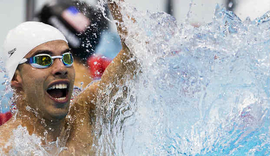 Na foto mostra Daniel Dias, atleta mackenzista, com a placa do prêmio de 2017