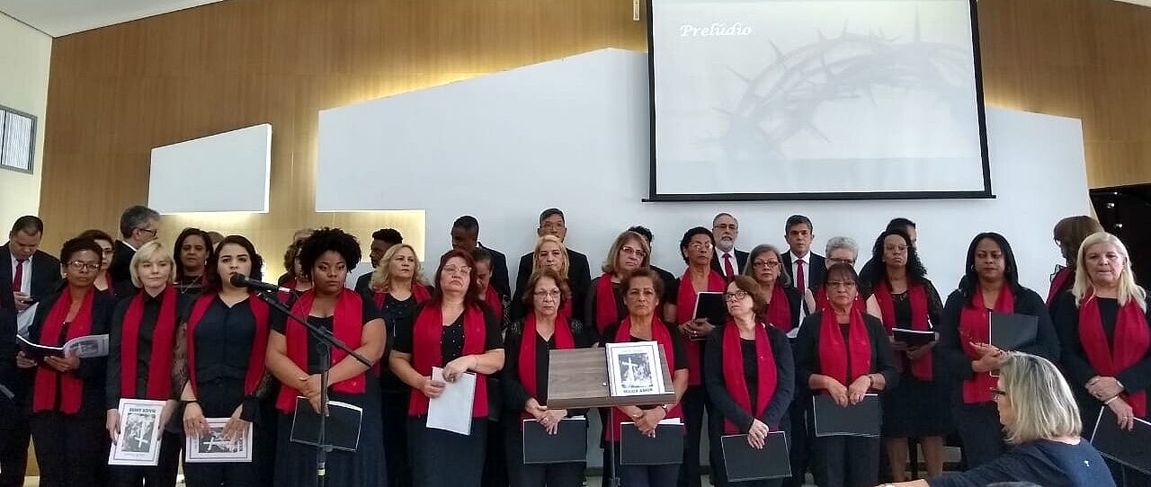 coral enfileirado no altar da capela