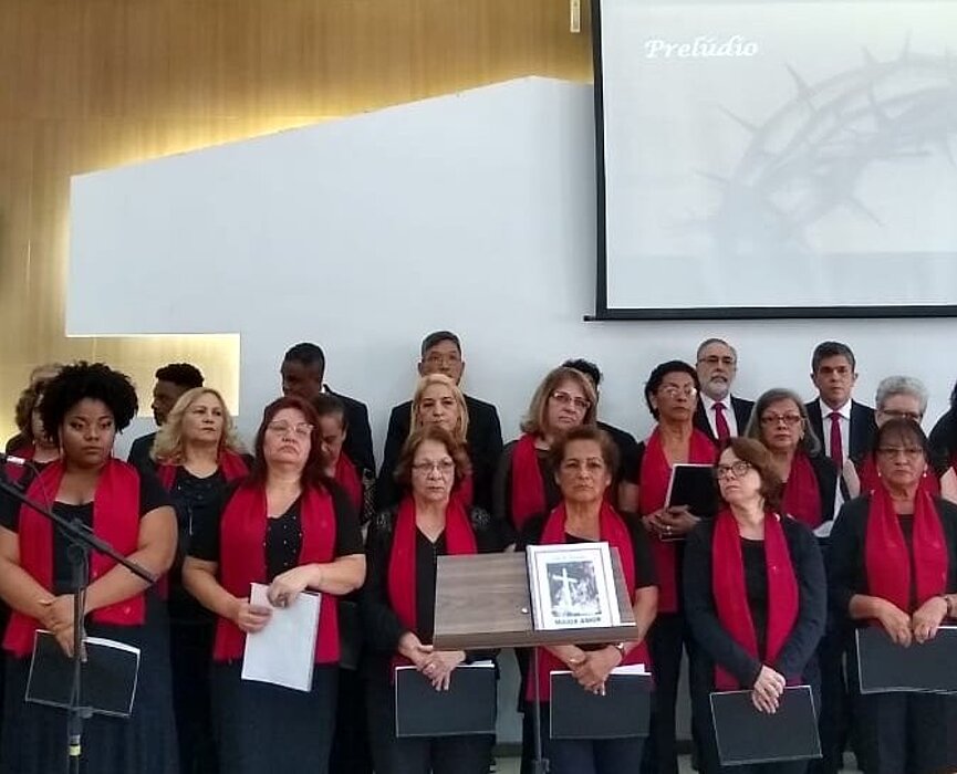 coral enfileirado no altar da capela