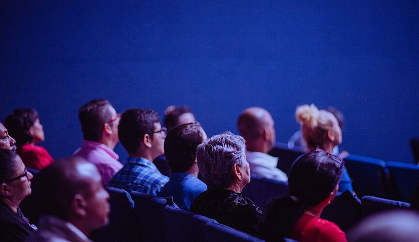 público assistindo uma premiação
